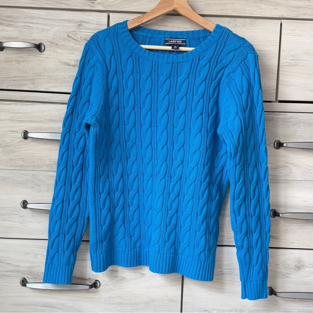 Gorgeous cable knit sweater by Lands’s End perfect as a pop of color size M
